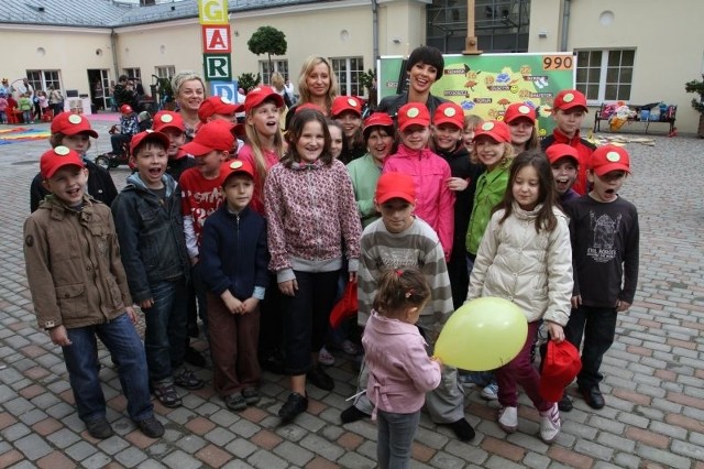 Dorota Garidas-Skóra z dziećmi, które bawiły na placu przed muzeum.