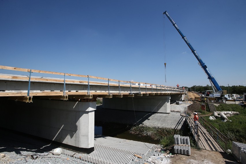 Budowa mostu nad Ślęzą