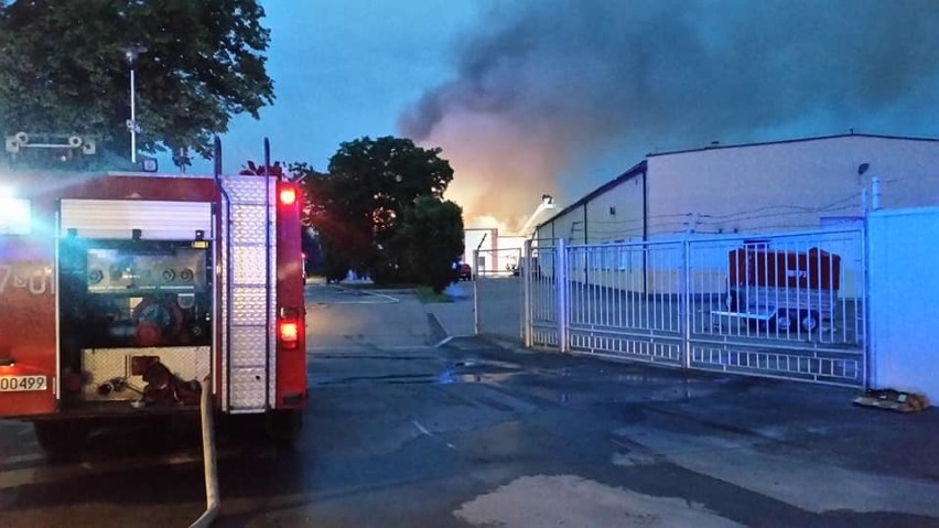 Pożar hali w Jaworznie. Ogień gasi ponad 80 strażaków