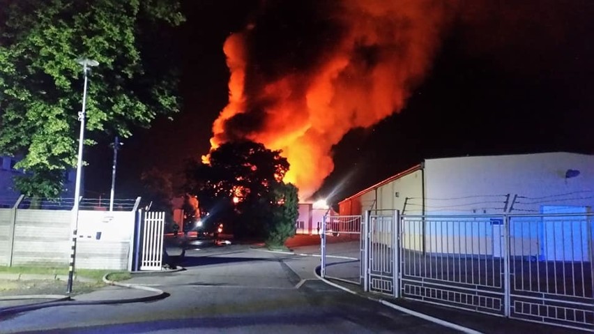 Pożar hali w Jaworznie. Ogień gasi ponad 80 strażaków