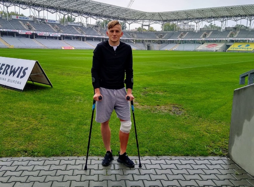 Grzegorz Szymusik z Korony Kielce przeszedł zabieg artroskopii kolana w Bieruniu. Na mecz z GKS Tychy dochodzą Kiełb i Thiakane