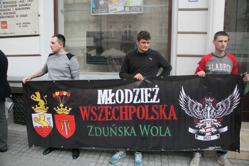 Marsz przeciwko imigrantom na Piotrkowskiej w Łodzi. Przeszło około 300 osób [ZDJĘCIA]