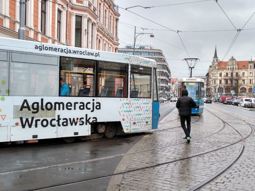 Poranny paraliż Wrocławia. Mężczyzna skoczył ze słupa energetycznego, zginął na miejscu (ZDJĘCIA)