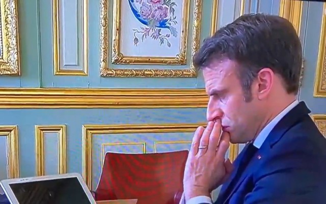 Rano 24 lutego Emmanuel Macron rozmawiał z prezydentem Ukrainy. Wołodymyr Zełenski powiedział mu wówczas o początku rosyjskiej inwazji