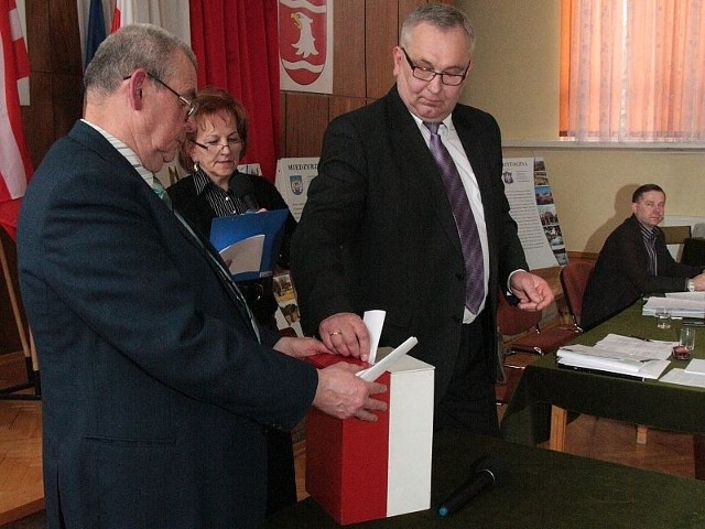 Przewodniczący rady Lesław Hołownia wziął udział w głosowaniu. (obok szef komisji rewizyjnej Michał Kowalewski i wiceprzewodnicząca rady Zofia Plewa).