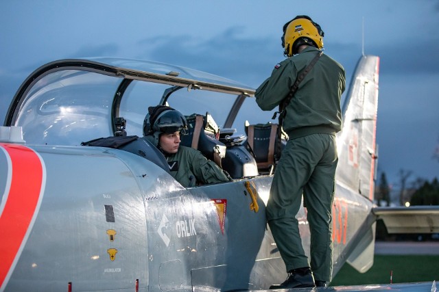 Piloci z Radomia prowadzą szkolenie podchorążych Lotniczej Akademii Wojskowej w Dęblinie. Młodzi adepci lotnictwa uczą się latać samolotem PZL-130 Orlik. Zobacz unikatowe zdjęcia!