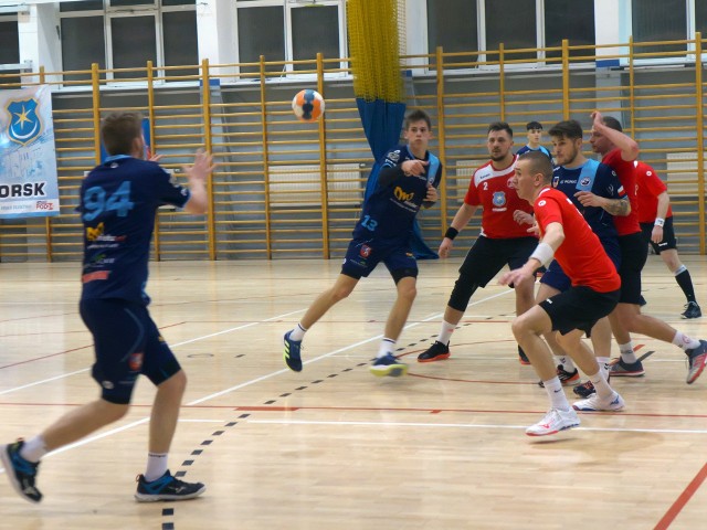 Orzeł Przeworsk (czerwone koszulki) wygrał po raz trzynasty, Stal II Mielec (niebieskie stroje) pokonała politechnikę Kielce.