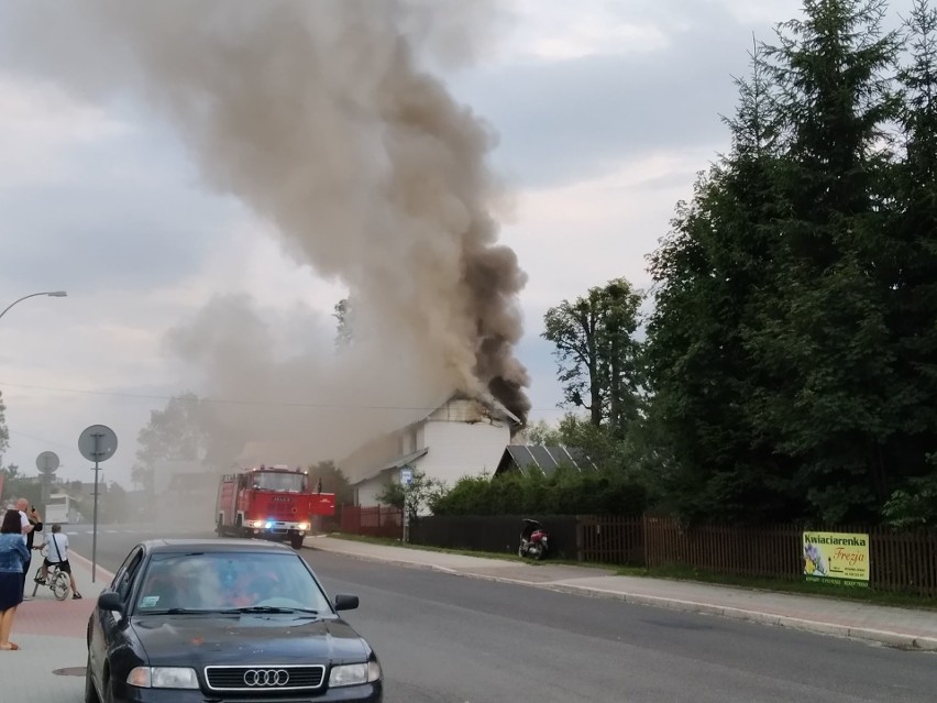 Groźny pożar w Wysowej-Zdroju mógł zagrozić cerkwi św. Michała Archanioła. Strażacy walczyli z ogniem 10 metrów od świątyni [ZDJĘCIA]