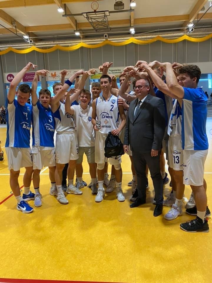 Tak drużyna Enei Basketu Junior Poznań cieszyła się po...