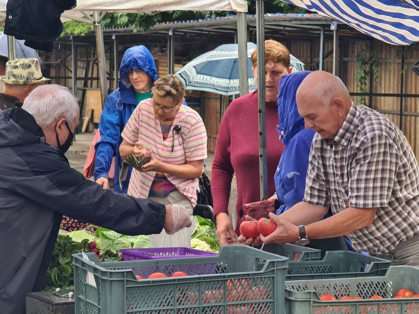 Stragany z owocami i warzywami cieszą oczy. W piątek rano na...