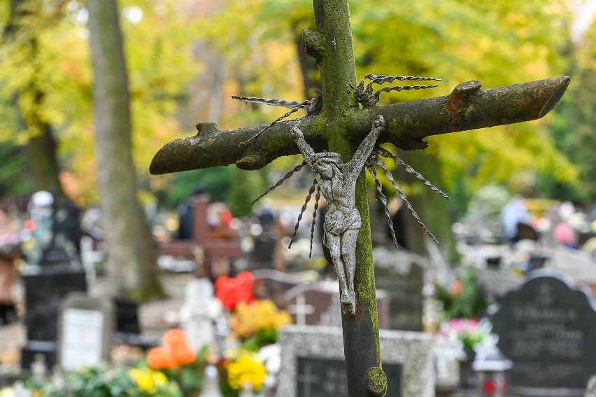 Miejsce na cmentarzu też ma swoją cenę. Całkiem przyziemna sprawa, obok krzyża wezwanie do zapłaty 