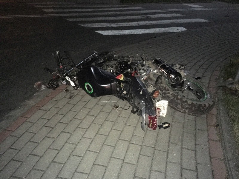 Niecodzienny przebieg miała kolizja motoroweru z autem na...