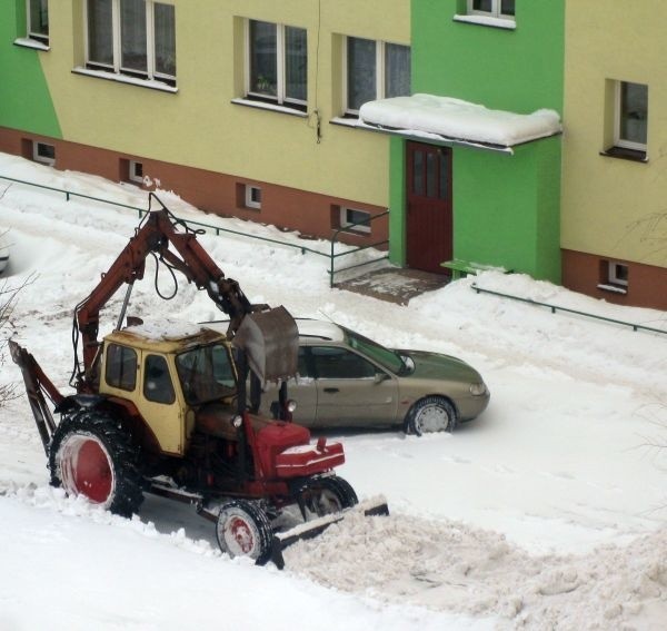 Przed blokami wciąż zalegają hałdy śniegu. Ale już wkrótce mogą one zniknąć z centrum miasta. Burmistrz podjął decyzję o wywożeniu śniegu.