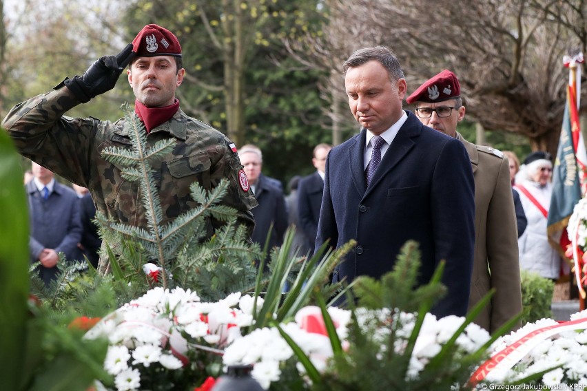 Kraków. Obchody 9. rocznicy katastrofy smoleńskiej. Prezydent Andrzej Duda na Wawelu i na cmentarzu Rakowickim