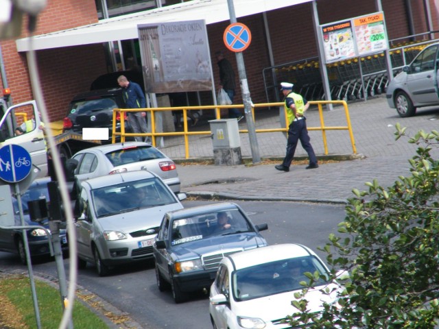 W piątek (31 lipca) samochód marki volkswagen polo kierujący się w stronę centrum miasta w kierunku Padarewskiego nagle zjechał z trasy przy Przemysłowej.