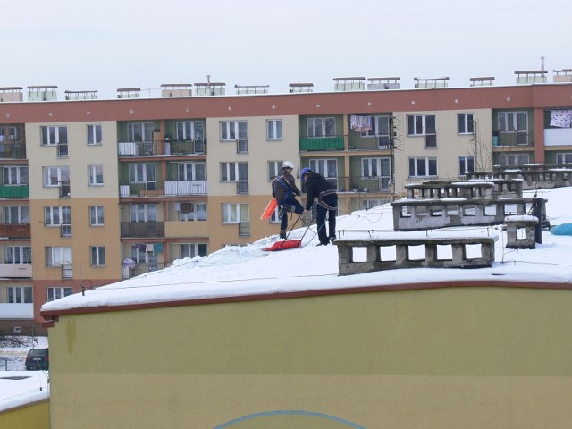 We wtorek specjalistyczna firma odśnieżała między innymi dach Szkoły Podstawowej nr 4 w Tarnobrzegu.