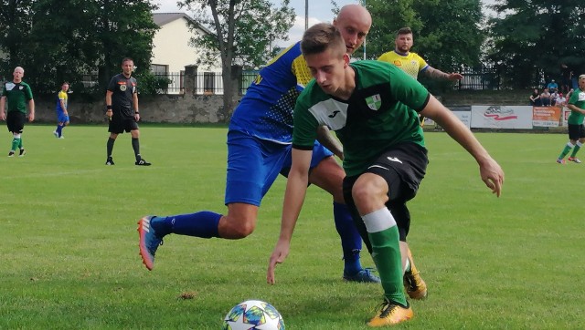 W emocjonujących derbach powiatu koneckiego w czwartej lidze Neptun wygrał u siebie z Partyzantem Radoszyce 1:0. Zwycięską bramkę zdobył w 71 minucie Karol Armata. Neptun Końskie - Partyzant Radoszyce 1:0 (0:0)Bramka: Karol Armata 71.Neptun: Herda - Sierszyński, Skalski, Szymoniak, Skoczylas - Kwiecień (70. Dajer), Armata, Zacharski, Pilarski - Stępnik (70. Szymkiewicz), Pach (65. Sroka).-Były sytuacje z jednej i z drugiej strony. Mecz był wyrównany, cieszymy się ze zwycięstwa, bo to derbowe smakuje szczególnie - powiedział Waldemar Szpiega, trener Neptuna.Zwycięską bramkę bardzo ładnym strzałem głową zdobył Karol Armata, z rzutu rożnego dośrodkował Karol Stępnik.Dorota Kułaga