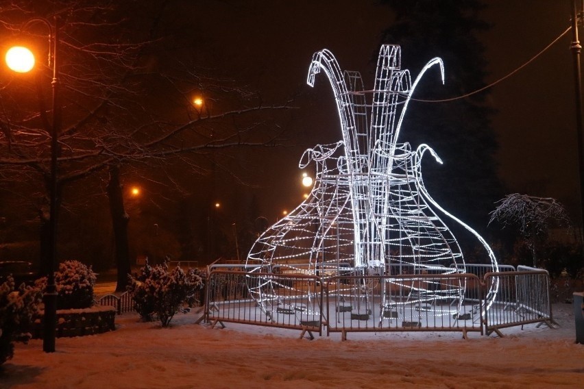 Świąteczne iluminacje w Świdniku. Jak wygląda miasto wieczorową porą? Zobacz zdjęcia 