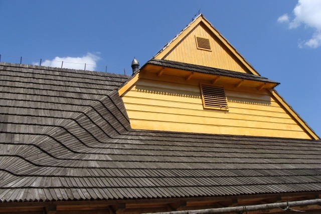Gont drewniany to piękne i naturalne pokrycie, dające ciekawe możliwości ukształtowania dachu.