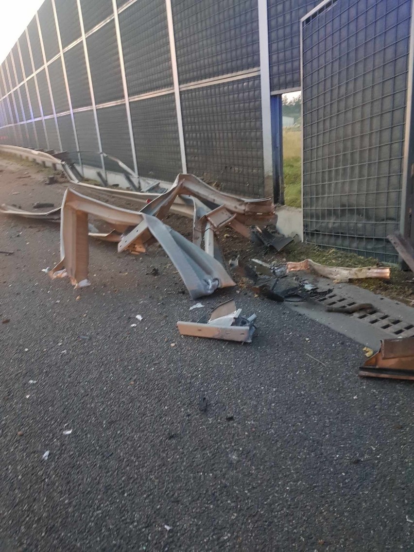 Groźny wypadek na A4 w okolicach Bochni. BMW rozbiło się o bariery energochłonne przy autostradzie 