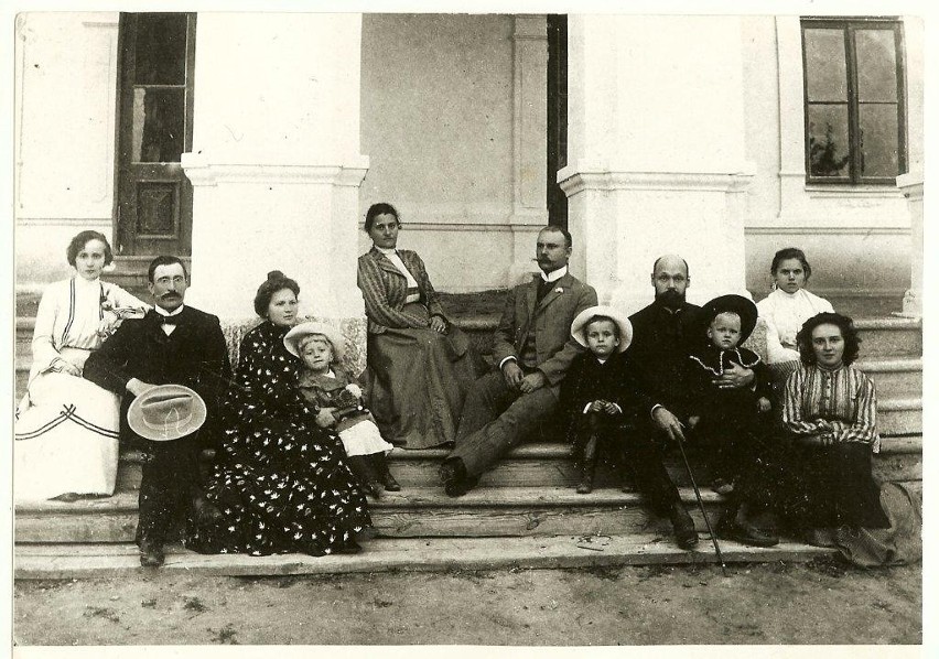 Dwór w Skarbcu. Zdjęcie z 1904 roku. Majątek został...