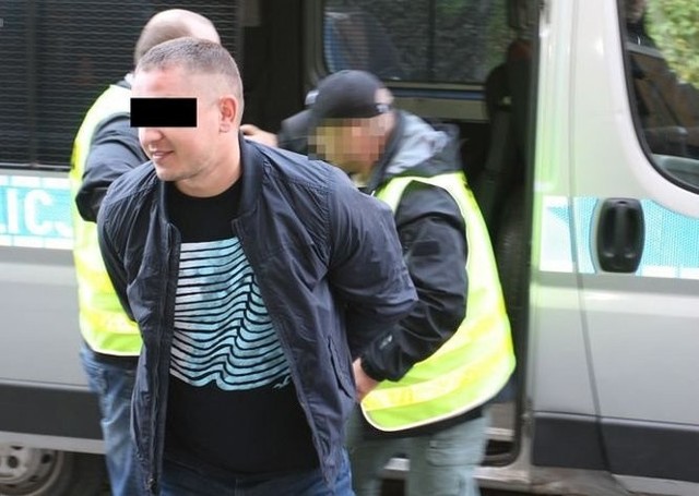 Dwóch pseudokibiców zostało doprowadzonych do Prokuratury Rejonowej w Lublinie. 22 i 26-latek dokonali rozboju na ochroniarzu.