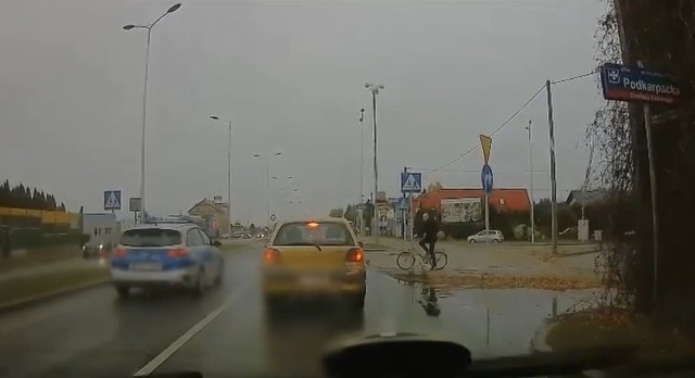 Kadr z filmiku. Na portalu www.nowiny24.pl można samemu się przekonać, czy samochód na prawym pasie rzeczywiście znajdował się w ruchu, czy może już stał