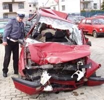 Tyle zostało z volkswagena, który znalazł się między dwoma tirami