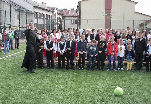 Nowy kompleks sportowo rekreacyjny w Sichowie Dużym został oficjalnie otwarty. Na zdjęciu poświęcenie murawy i "zawodników&#8221;.