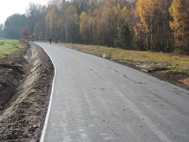 Dzięki pieniądzom z Programu Rozwoju Obszarów Wiejskich w ubiegłym roku wybudowana została droga Olszowa Dąbrowa - Wierzchowiny. W części poprowadzono ją nowym śladem.