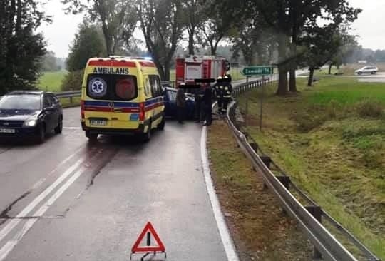 Wypadek w Myszyńcu. Auto uderzyło w barierkę. 2.10.2020. Zdjęcia