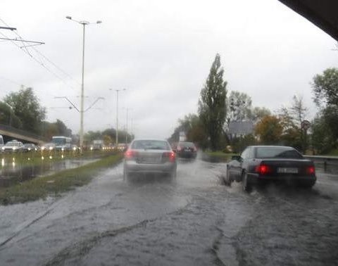 Woda szybko zamarza i robi się niebezpiecznie ślisko.