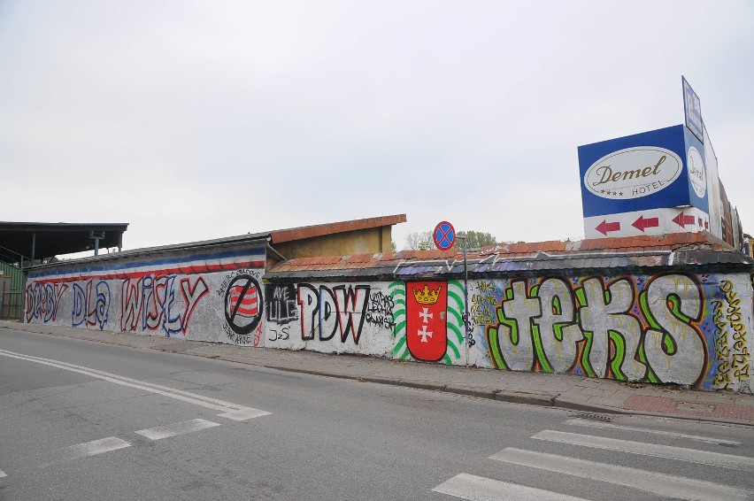 Kraków. Kibicowskie graffiti na murze klubu Wawel [ZDJĘCIA]
