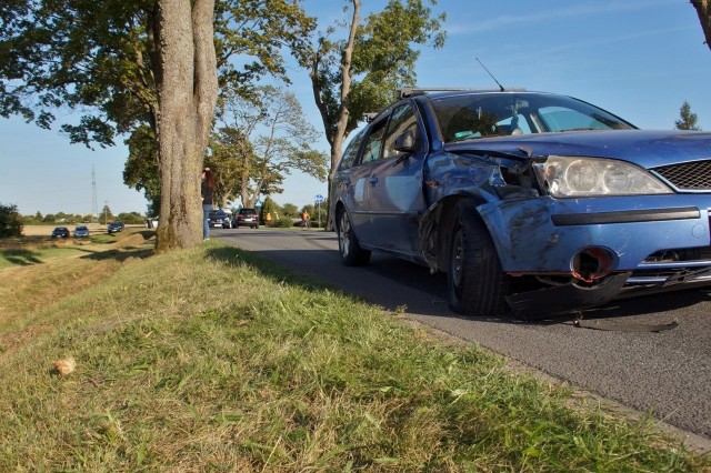 Kierująca samochodem osobowym marki Ford, wykonując manewr wyprzedzania, uderzyła w lewy bok skręcającego w lewą stronę innego Forda. Na szczęście nikomu z uczestników kolizji nic się nie stało. Do kolizji doszło w środę około godziny 17.