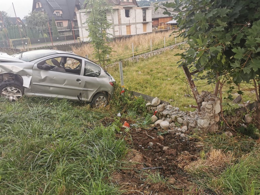 Biały Dunajec. Peugeot wypadł z drogi. Cztery osoby ranne [ZDJĘCIA]