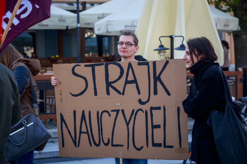 Nauczyciele rozpoczynają akcję protestacyjną. Tak wyglądała...