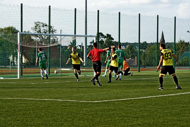 BOSiR-Dąb Barcin  -  Noteć Łabiszyn  2 : 5 (0:3)Bramki: Mateusz Ostrowski (80), Radosław Wisz (89)  -  Piotr Mucha (6), Wiktor Dąbrowski (24), Fabian Malerowicz (29 k.), Mateusz Gryglewicz 2 (75, 90+2)W pierwszej rundzie Pucharu Polski na szczeblu okręgu KPZPN grający w Kl. A grupy II miejscowy BOSiR- Dąb podejmował grającą w lidze okręgowej łabiszyńską Noteć. Spotkanie przyciągnęło na trybuny sporą grupę kibiców.   Już po kilku minutach gry Noteć pokazała, że przyjechała do Barcina aby pokazać który zespół jest najlepszy w naszym powiecie. Po pierwszych czterdziestu pięciu minutach gry podopiecznie Dariusza Porbesa prowadzili różnicą trzech bramek. W drugiej połowie przez trzydzieści minut wynik nie uległ zmianie, dopiero w 75 minucie Mateusz Gryglewicz popisał się fantastycznym strzałem z 28 metrów po którym mimo próby interwencji bramkarza Michała Wasilewskiego piłka wylądowała bramce.w ostatnim kwadransie gospodarze zdobyli dwie tracąc w doliczonym już czasie piątą bramkę.Noteć wygrywając awansowała do II rundy P.P. a kolejnym rywalem łabiszynian będzie Unia Gniewkowo.Skład Dębu: M. Wasilewski, F. Czerwiński, B. Dreżewski, M. Zalewski, M. Tarnowski (71 R. Wisz), R. Sulecki, B. Byczyński (46 Leszek Wisz), D. Ojczenasz (46 D. Kurzawa), H. Prosianowski, D. Lewandowski, B. Szmyt (59 M. Ostrowski). Trener W. CzarneckiNoteć: B. Stremlau, B. Brzykcy (64 M. Gryglewicz), M. Sznajdrowski, M. Roczyński, J. Suszek, R. Wisz, K. Skonieczka, P. Mucha (64 E. Rocławski), F. Malerowicz (79 J. Muszyński), W. Dąbrowski, P. Witwicki. Trener D. PorbesMirosław Woźniak