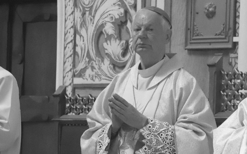 Zmarł w nocy 13 marca w wieku 77 lat. Był biskupem...