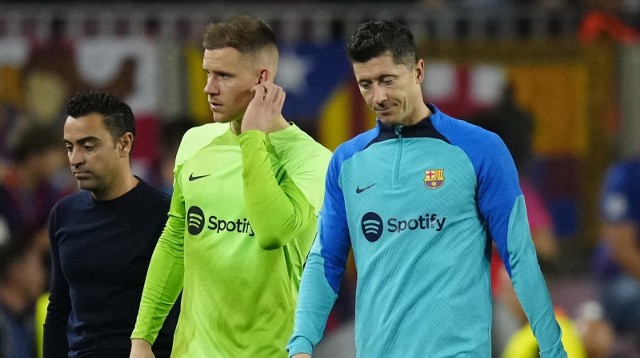 Barcelona musi w tym sezonie zdobyć trofeum. Trener Xavi, bramkarz Marc-Andre ter Stegen i goleador Robert Lewandowski mają o czym myśleć