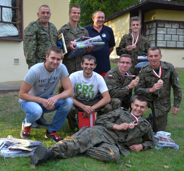 Uczniowie Zespołu Szkół Ponadgimnazjalnych numer 2 imienia Tadeusza Kościuszki w Stalowej Woli ze swoimi opiekunami po triumfie w Giżycku.