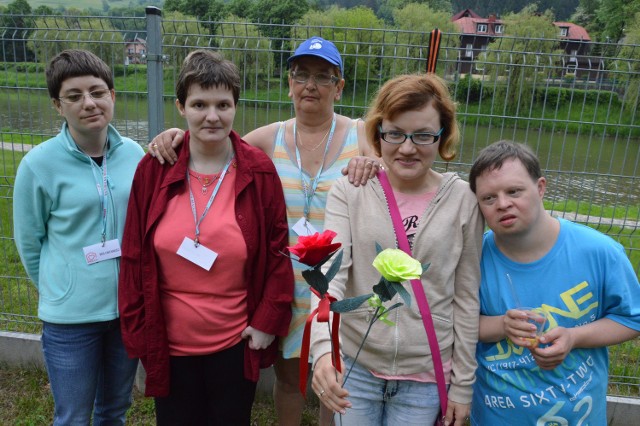 Od lewej: Anna Gniewek, Anna Buczek, Alicja Giórko, Magdalena Tymura i Zbigniew Pamuła. Wszyscy oni  bawili się na pikniku i zachęcali do pomocy przy budowie wymarzonego ośrodka