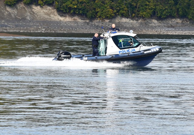 Patrol policji na łodzi pomógł małżeństwu z dwójką małych dzieci, ewakuując ich przed burzą.