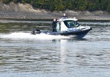 Na Jeziorze Solińskim policjanci ewakuowali czteroosobową rodzinę z niesprawnej łódki