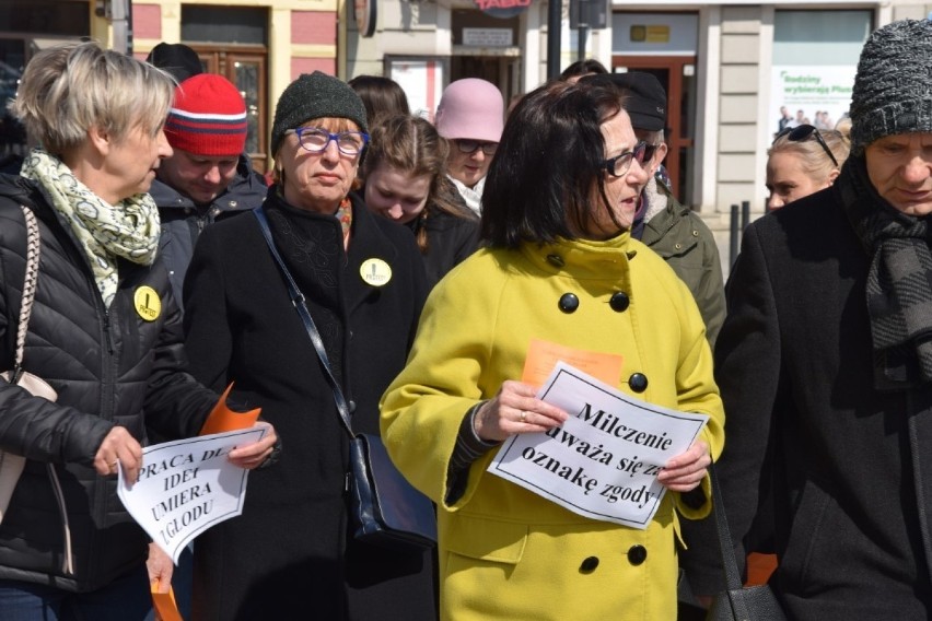 Marsz wspierający strajkujących nauczycieli w Starogardzie...