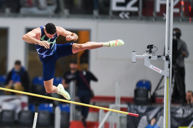 Najlepsi polscy lekkoatleci startowali w Orlen Copernicus Cup 2022 w Toruniu. Swoimi wrażeniami podzieli się Ewa Swoboda, Natalia Kaczmarek, Angelika Cichocka, Kondrad Bukowiecki, Damian Czykier i Marcin Lewandowski.Na następnych zdjęciach kolejne informacje. Aby przejść do galerii, przesuń zdjęcie gestem lub naciśnij strzałkę w prawo.