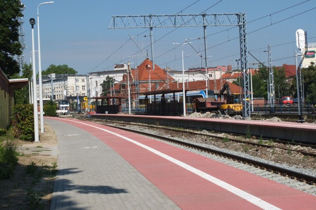 Nowe perony na stacji w Opolu już są, ale do końca prac na dworcu jeszcze sporo brakuje.
