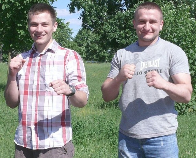 Karol Laba (z lewej) i Norbert Rybak doskonale rozpoczęli przygodę z walkami mma.