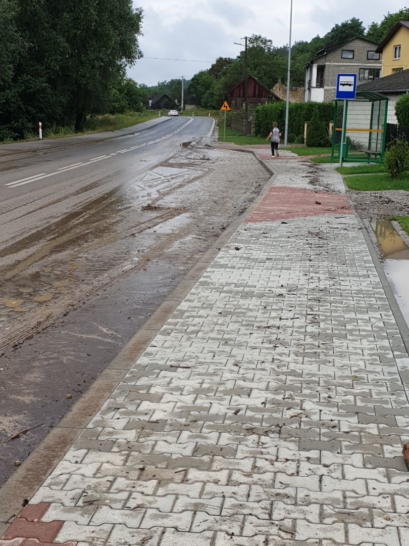 Droga w Czekarzewicach zalewana przez błoto. Co z tym zrobić?[ZDJĘCIA]
