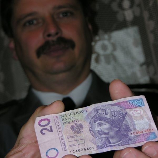 - Na pierwszy rzut oka podróbki nie różnią się od prawdziwego banknotu - mówi asp. sztab. Mirosław Dziadek.