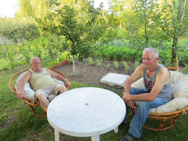 Prezes Jerzy Wysocki( z lewej) i Kazimierz  Drewka (skarbnik zarządu)